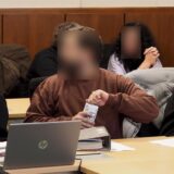 Ein junger Mann sitzt neben seinem Anwalt im Gericht in Hagen. Sein Gesicht wurde unkenntlich gemacht.
