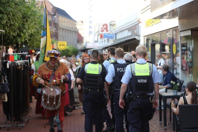 Polizisten gehen über die Lünsche Mess