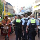 Polizisten gehen über die Lünsche Mess