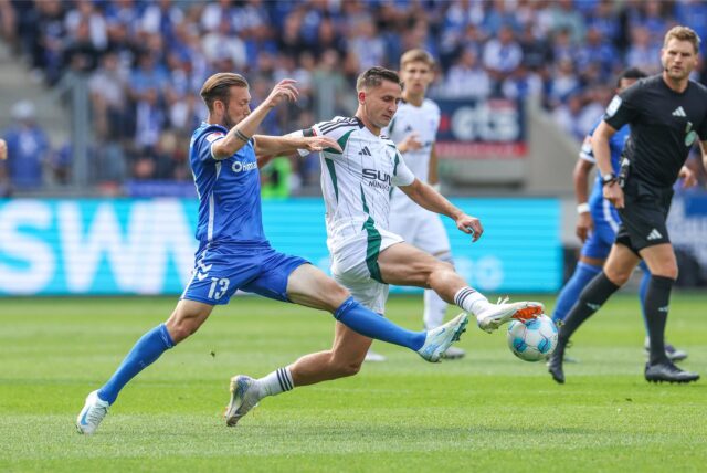 Connor Krempicki (l.) im Duell mit Paul Seguin.
