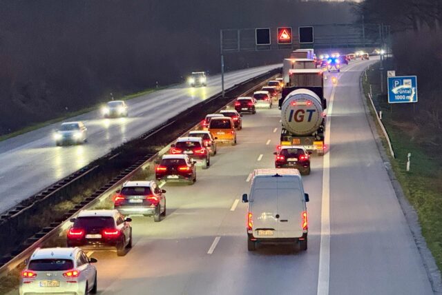 Nach einem Unfall wird der Verkehr auf der A44 bei Unna einspurig geführt.