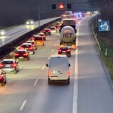 Nach einem Unfall wird der Verkehr auf der A44 bei Unna einspurig geführt.