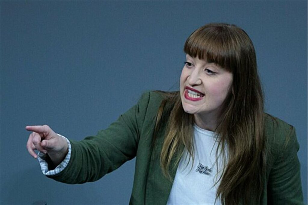 Heidi Reichinnek (Die Linke) spricht bei der Sitzung des Bundestags. Heidi Reichinnek (Die Linke) spricht bei der Sitzung des Bundestags.