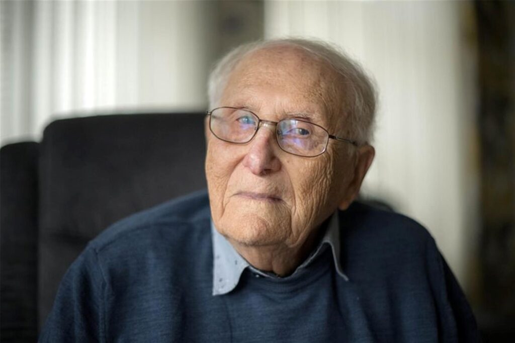 Albrecht Weinberg sitzt in seiner Wohnung Albrecht Weinberg sitzt in seiner Wohnung