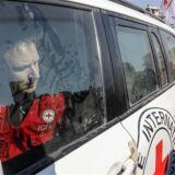 Teams des Roten Kreuzes treffen am Donnerstag am Ort der Übergabe der israelischen und thailändischen Geiseln im Rahmen des jüngsten Geiselaustauschs zwischen Israel und der Hamas ein.