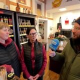 Annett Kyncl (l.) als ehemalige Inhaberin des Senfladens und die neue Chefin Britta Brockbals stellen sich im Interview den Fragen von Reporter Christian Greis.