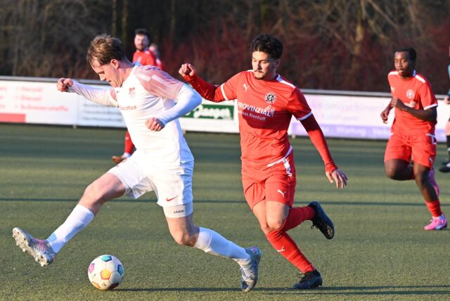 Lennart Jonathan Decker behauptet den Ball.