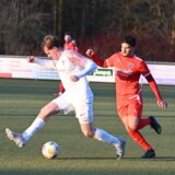 Lennart Jonathan Decker behauptet den Ball.