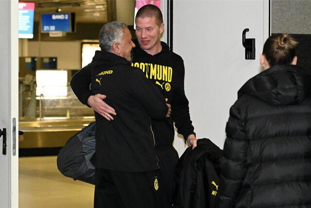 Mike Tullberg umarmt einen BVB-Mitarbeiter.