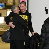 Mike Tullberg umarmt einen BVB-Mitarbeiter.