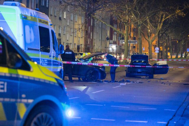 Polizisten untersuchen den Unfallort eines Verkehrsunfalls in Dortmund.