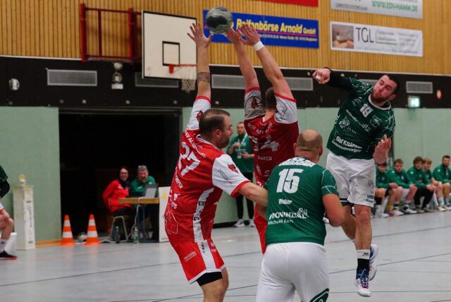 Hendrik Schuchtmann wirft einen Ball.