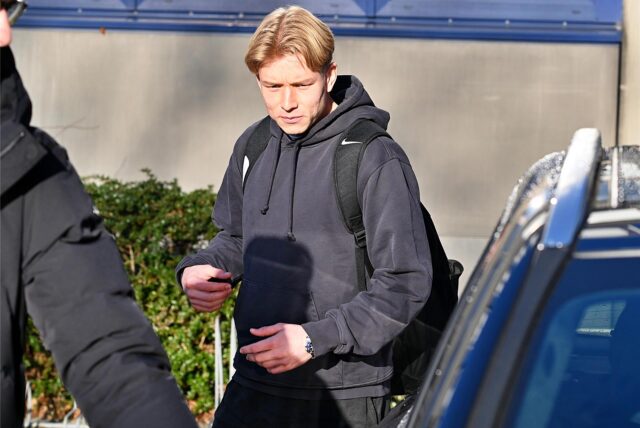 Daniel Svensson steigt in ein Auto.