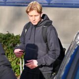 Daniel Svensson steigt in ein Auto.