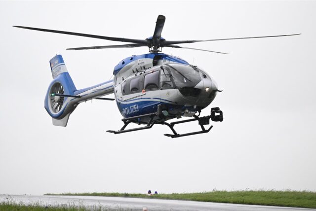 Ein Helicopter der Polizei setzt zur Landung an.