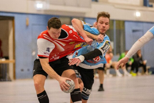 Max Zyska (l.) vom HC TuRa Bergkamen legte am Samstagabend acht Treffer hin.