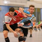 Max Zyska (l.) vom HC TuRa Bergkamen legte am Samstagabend acht Treffer hin.