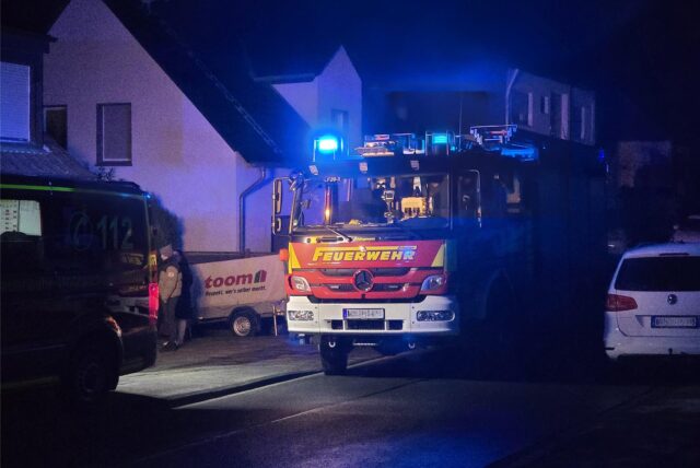 Ein Feuerwehrauto bei einem Einsatz in Holzwickede