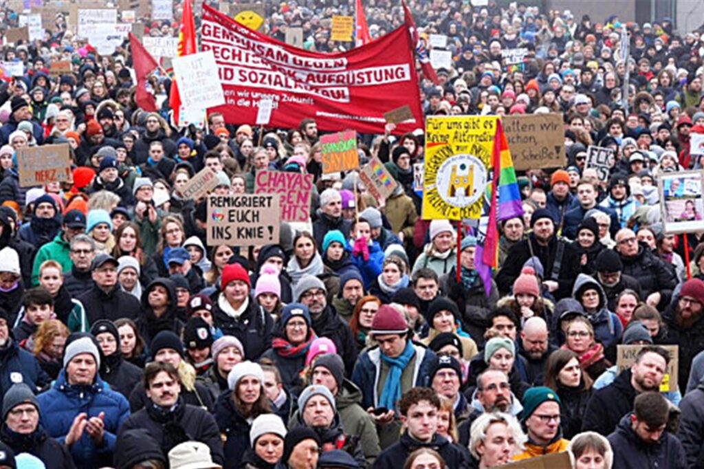 Zehntausende Menschen nehmen an einer Demonstration in Hamburg teil. Zehntausende Menschen nehmen an einer Demonstration in Hamburg teil.