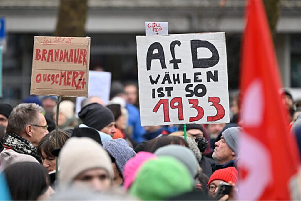 Teilnehmer einer Demonstration in Dachau unter dem Motto Teilnehmer einer Demonstration in Dachau unter dem Motto