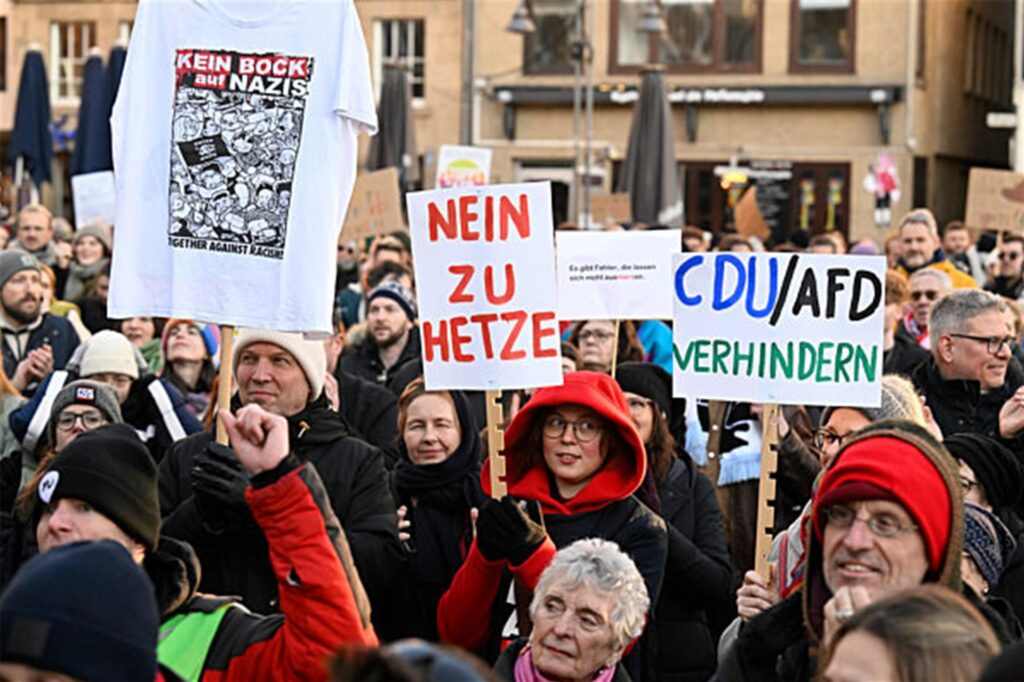 Demonstranten in Köln protestieren gegen das Verhalten der CDU zum Thema Migration. Demonstranten in Köln protestieren gegen das Verhalten der CDU zum Thema Migration.