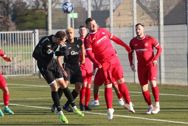 Pascal Kupfer vom FC TuRa Bergkamen klärt nach diesem Eckball vor Marks Dawid Matecki.