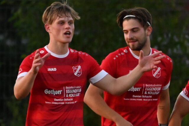 Phil Richter (l.) jubelt mit Sven Steffen.