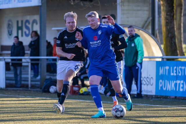 Zweikampfszene zwischen dem Holzwickeder SC und SF Ostinghausen
