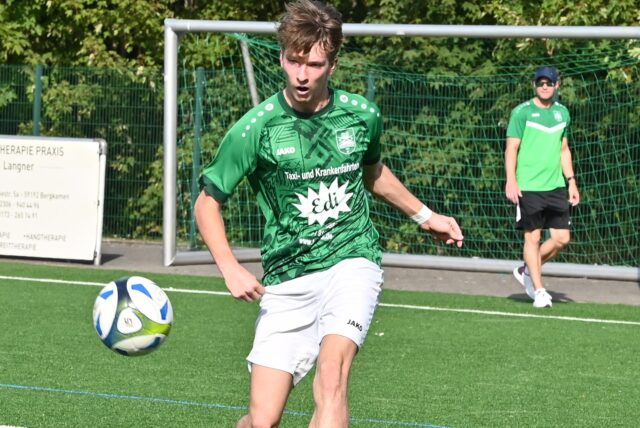Philipp Schubert (r.) traf für den SuS Oberaden zum 1:0.