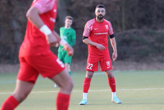 Youssef Yesilmen steht auf dem Fußballfeld.