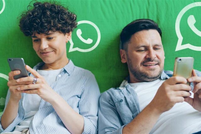Zwei Personen am Handy.