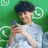 Zwei Personen am Handy.