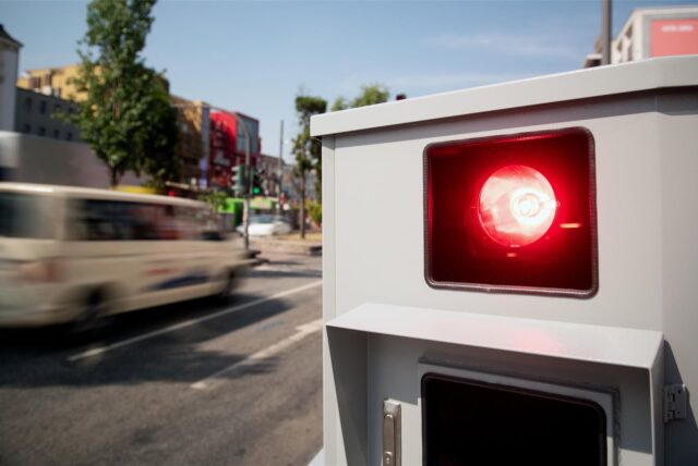 Ein Taxi fährt an einem Blitzer vorbei.