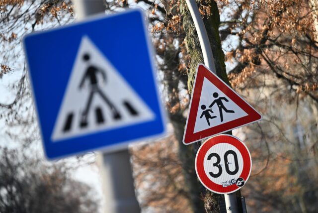 Hinweisschilder auf Zebrastreifen, Tempo 30 und Kinder.