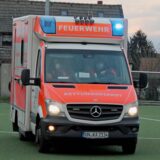 Ein Krankenwagen steht auf dem Kunstrasenplatz im Bergkamener Nordbergstadion.