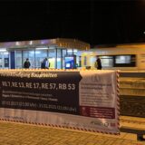 Zug am Bahnhof Holzwickede, davor ein Aushang „Vorankündigung Bauarbeiten“.
