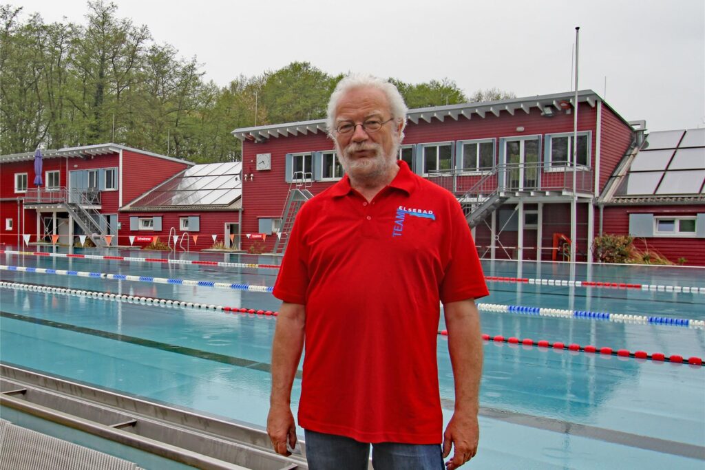 Thomas Wild steht vor dem Schwimmbecken des Elsebads in Schwerte-Ergste. Thomas Wild steht vor dem Schwimmbecken des Elsebads in Schwerte-Ergste.