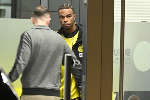 Carney Chukwuemeka schaut zur Seite.