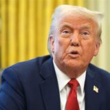 US-Präsident Donald Trump spricht vor der Unterzeichnung einer Durchführungsverordnung im Oval Office des Weißen Hauses in Washington.