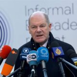 Bundeskanzler Olaf Scholz (SPD) spricht beim informellen EU-Gipfel vor Journalisten.