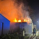 Flammen schlagen in Bergkamen aus einem Haus in der Straße In den Kämpen, wo es in der Nacht zum 4. Februar 2025 zu einem Brand kam.