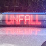 Die Leuchtschrift «Unfall» ist auf dem Dach eines Streifenwagens der Polizei zu sehen.