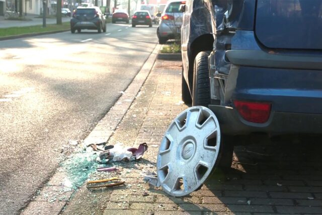 Eine Felgenkappe und Glassplitter liegen nach einem Unfall auf der Ruhrallee in Dortmund