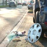 Eine Felgenkappe und Glassplitter liegen nach einem Unfall auf der Ruhrallee in Dortmund