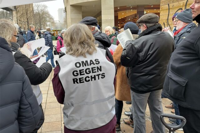 Eine Versammlung von Omas gegen Rechts in Dortmund