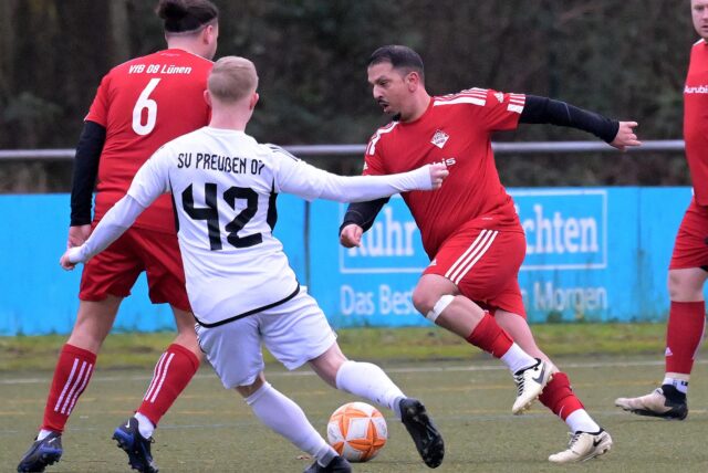 Admir Berisha (r.) verwandelte einen Eckball direkt zum 1:1 Ausgleich gegen SV Körne.