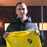 Dustin Nowak hält ein Trikot von Westfalia Vinnum in die Kamera.