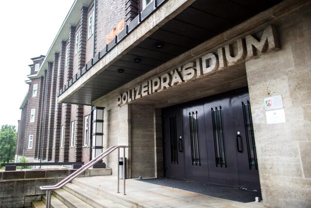 Blick auf den Eingang des Polizeipräsidiums Bochum