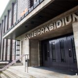 Blick auf den Eingang des Polizeipräsidiums Bochum