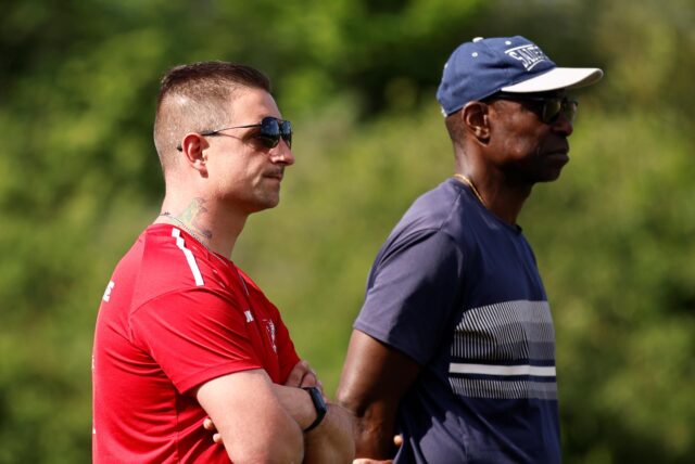 Stefan Feldmann (in Rot) neben seinem Cheftrainer Marlon van der Sander.